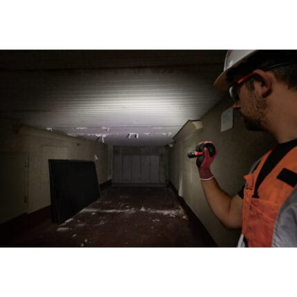 milwauke torcia compatta 2.000 lumen ricaricabile con usb