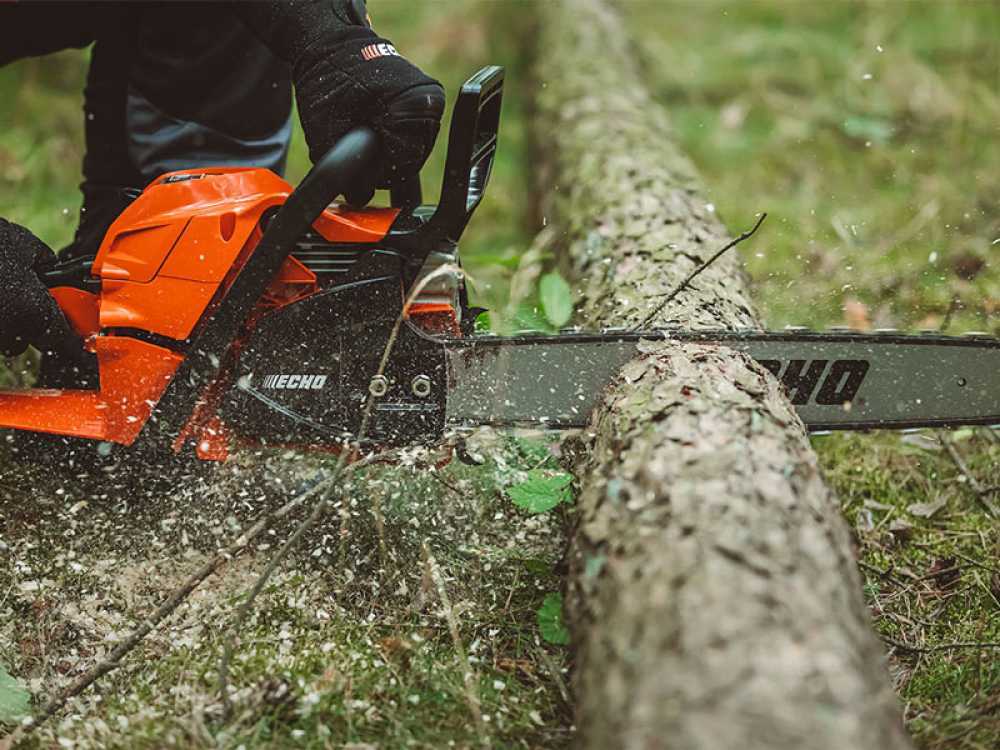 motosega a scoppio echo cs4510es motore 2 tempi 45 cc potenza 3 13 hp barra 39 cm motosega echo cs4510es al lavoro